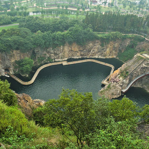 上海辰山植物园矿坑浮桥