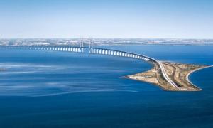 欧洲最长的跨海大桥，一半在海里，司机开出来就出国