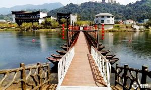 东江湖上，一座会呼吸的浮桥